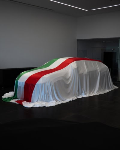 High-quality custom car cover featuring the Italian flag for exceptional protection and a patriotic look for your vehicle.