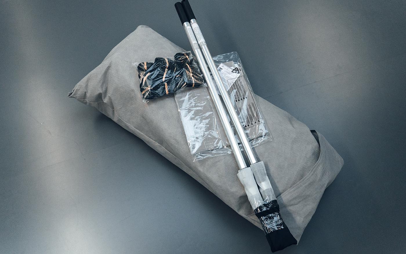 High-quality caravan cover with telescopic poles, storage bag, and secure straps for weatherproof protection and easy installation. Ideal for safeguarding your caravan during off-season storage or harsh weather.