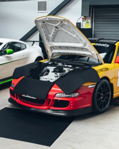 High-quality racing car cover ideal for protecting motorsport vehicles from dust, dirt, and damage, ensuring optimal performance and longevity in competitive environments.