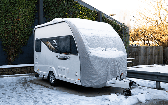High-quality caravan cover designed to protect your caravan from snow, rain, and UV damage, ensuring durability and easy fitting for full outdoor storage.