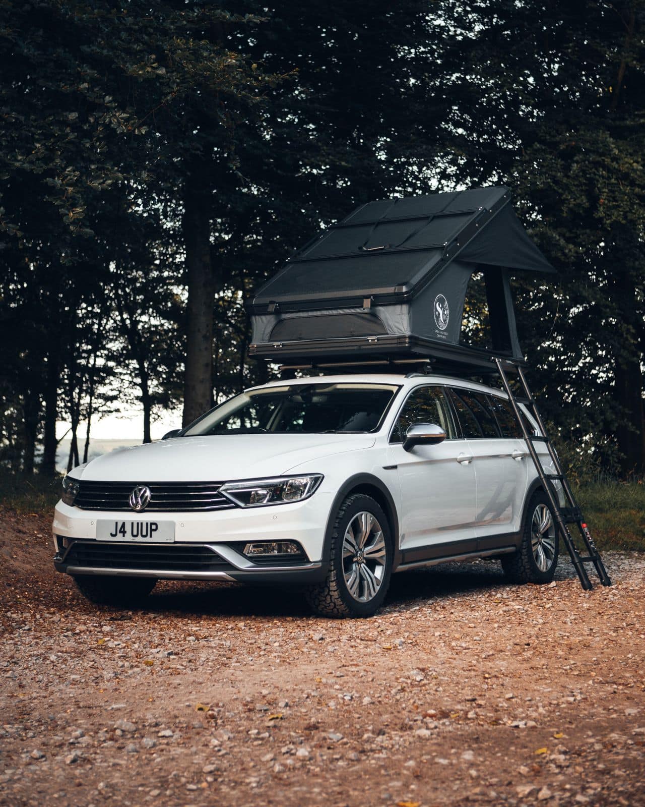 Durable roof tent cover designed for camping vehicles, providing protection from weather and debris with easy installation and secure fit. Perfect for outdoor adventures and camping trips.