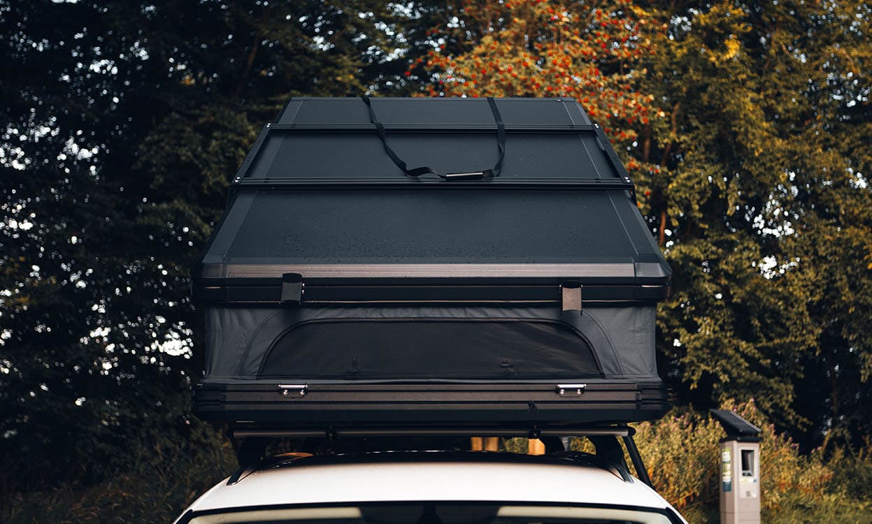 High-quality roof box cover designed for vehicles, providing superior protection against weather elements and UV rays. Perfect for outdoor adventures and travel convenience.