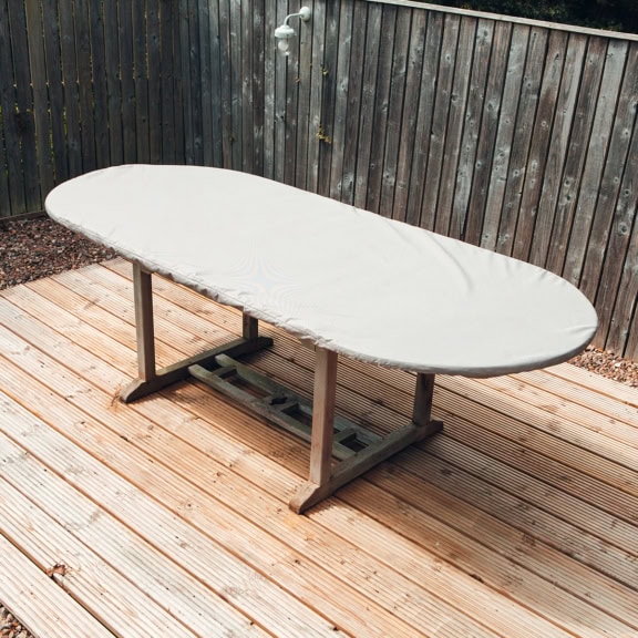High-quality waterproof table cover ideal for outdoor use and protecting tables from weather and dirt. Designed for durability and easy cleaning to keep your table looking pristine.