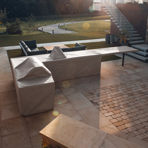 Durable outdoor kitchen cover, waterproof and UV-resistant to protect your kitchen furniture from rain, sun, and dust. Perfect for maintaining cleanliness and extending the lifespan of your outdoor kitchen setup.